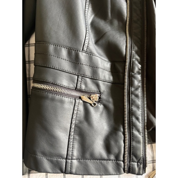 Cleo Petites Black Faux Leather Moto Jacket with Zipper Pockets (S/P) - Picture 7 of 15